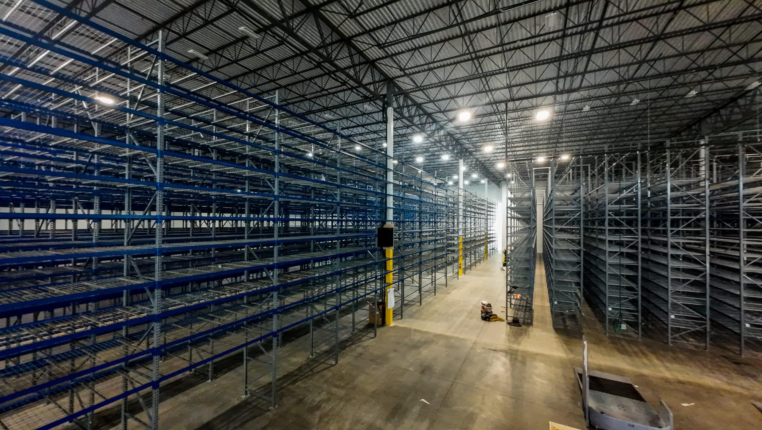 Selective pallet racking system in a warehouse